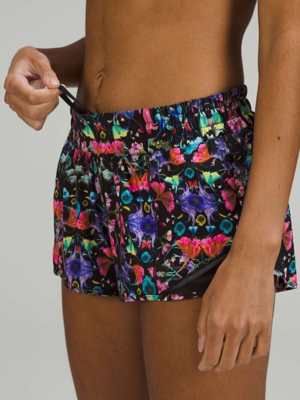 Lululemon Flowerscope Black Multi Hotty Hot Low-Rise Lined Shorts 4 38059